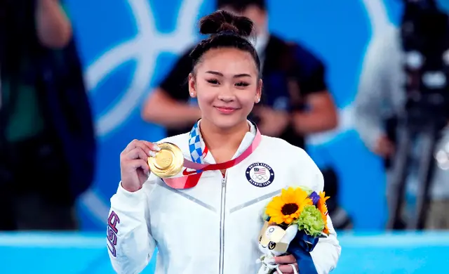 Sunisa Lee posando con su medalla de oro en Tokio 2020.   