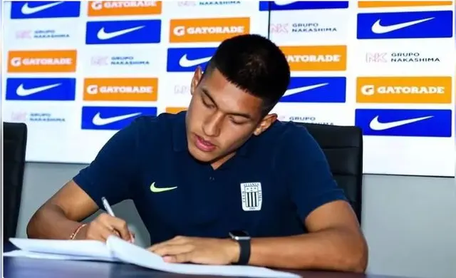 Said Peralta firmando contrato con Alianza Lima. Said Peralta firmando contrato con Alianza Lima.