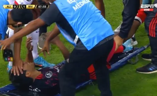 Robert Rojas tras ser retirado del campo de juego.