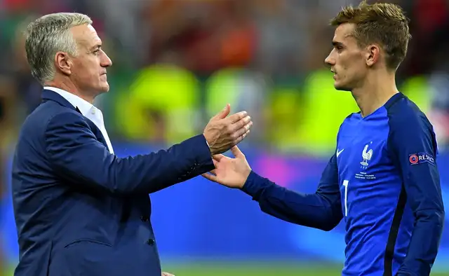 Didier Deschamps junto a Antoine Griezmann