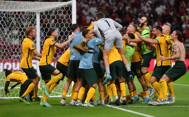  Selección Australiana celebrando su clasificación a Qatar 2022.   
