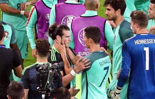 Cristiano consolando a Bale, luego de eliminarlo en semifinal   