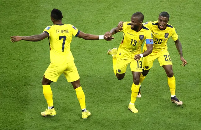 Méndez celebrando el doblete de su capitán Enner Valencia. Méndez celebrando el doblete de su capitán Enner Valencia.