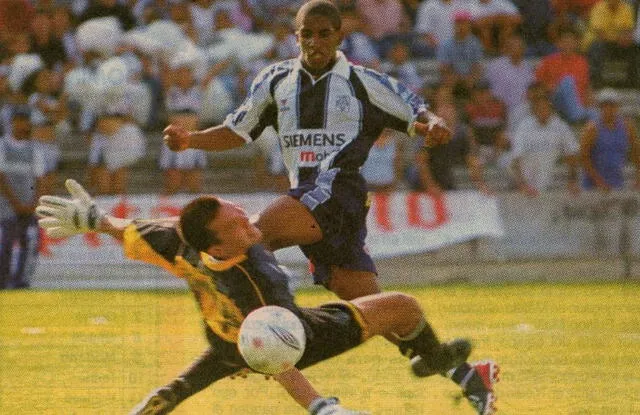 Jefferson Farfán le anota a Pablo Pérez en el Apertura del 2003.   