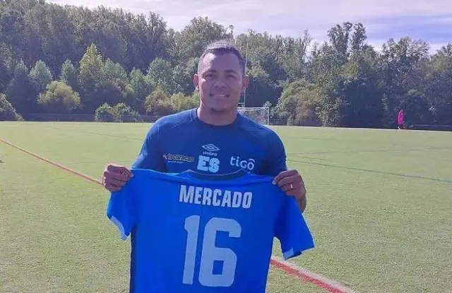 Michell Mercado posando con camiseta de El Salvador.