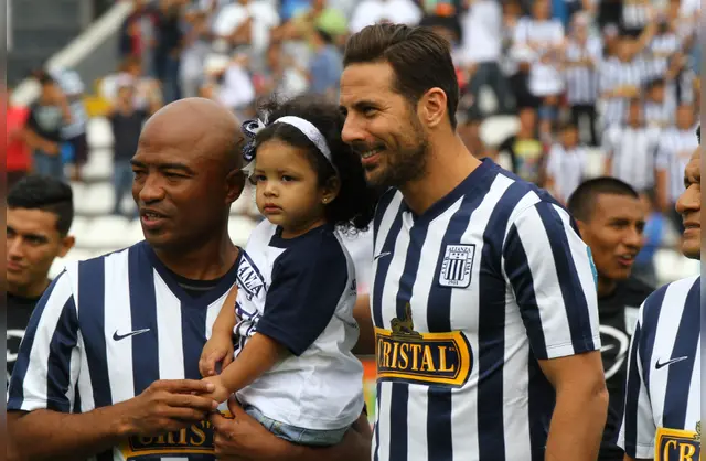 Claudio Pizarro en la despedida de Waldir Sáenz.