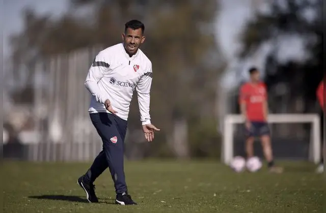 Carlos Tévez en un entrenamiento con el 'Rojo'.   