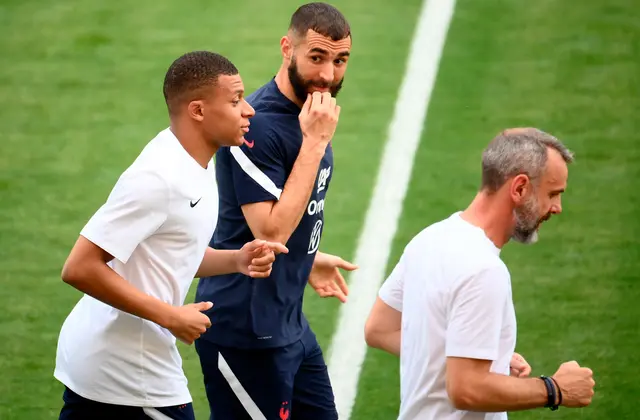 Karim Benzema y Kylian Mbappé entrenando con la Selección de Francia. Foto: AFP.   