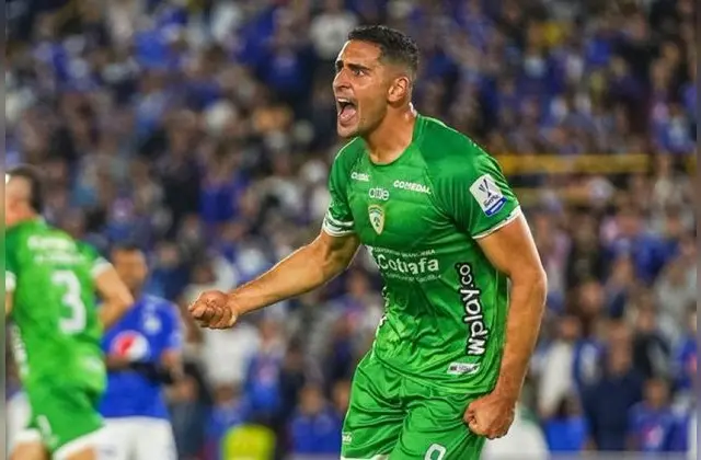 Pablo Sabbag con camiseta de La Equidad.