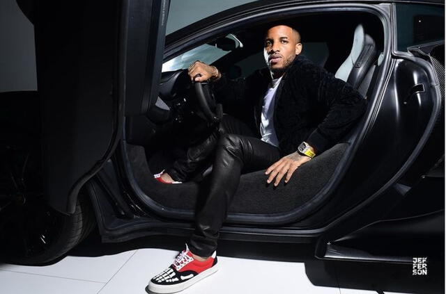 Jefferson Farfán luciéndose en su McLaren 570S.    