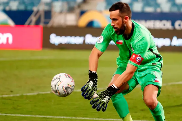 <em>Claudio Bravo disputó los mundial de Sudáfrica 2010 y Brasil 2014 junto a Chile</em>    