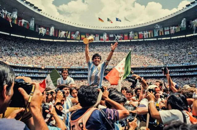  Diego Maradona tras ganar la segunda copa en el Mundial México 86.   