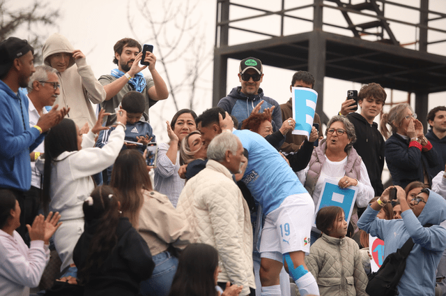 Yoshimar Yotún celebrando junto a su familia. Créditos: Carlos Felix /URPI-LR    