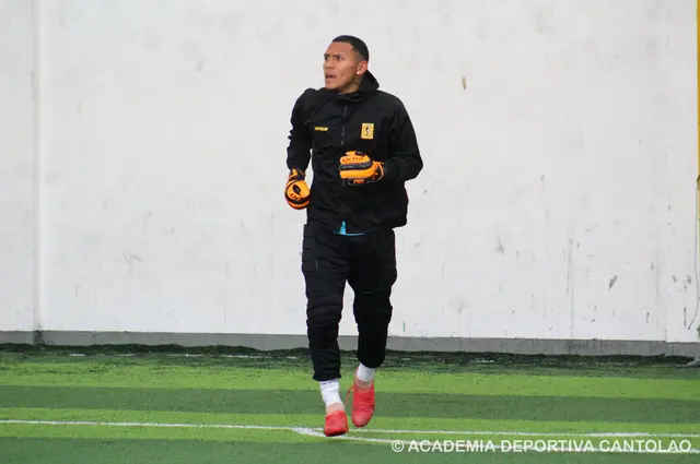 Bryan Reyna tapando en Academia Cantolao.
