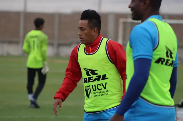 Christian Cueva entrenando con la César Vallejo.