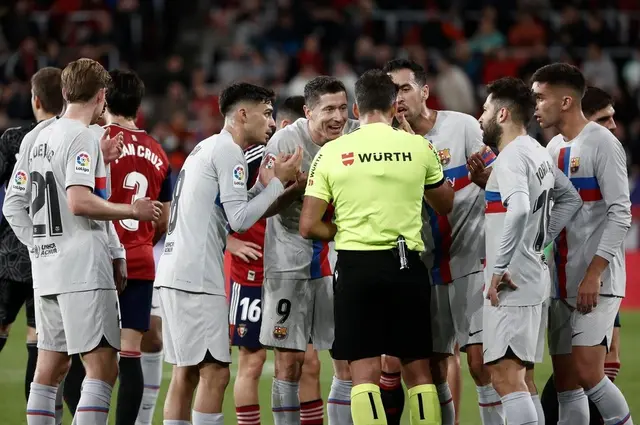 Lewandowski reclamando su expulsión ante Osasuna Lewandowski reclamando su expulsión ante Osasuna