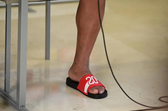 Las sandalias de Edison Flores eran personalizadas. / Fotos: Andrés Lino | ITEA Comunicaciones    