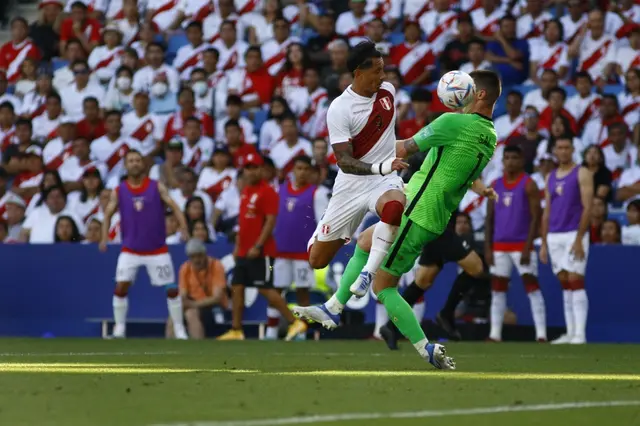 Gianluca Lapadula robándole el balón a Oliver Sail Gianluca Lapadula robándole el balón a Oliver Sail