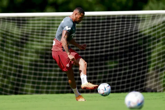  Alexander Callens entrenando para el repechaje a Qatar 2022.   
