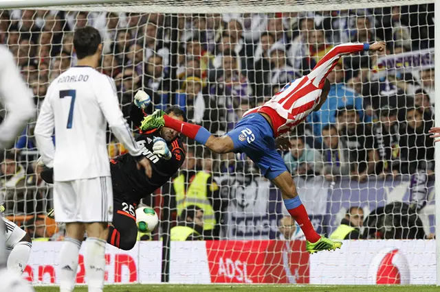 Miranda pone el 2-1 y silencia el Bernabéu en la final del 2013. Cristiano mira sorprendido. Miranda pone el 2-1 y silencia el Bernabéu en la final del 2013. Cristiano mira sorprendido.