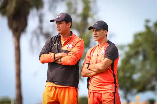 Fabián Bustos y Jorge Araujo, técnico de la reservas, que estuvo a cargo del plantel de Universitario en la pretemporada 2024.    