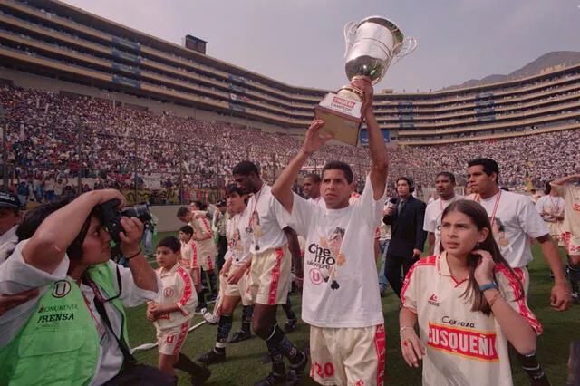Universitario campeón nacional 2000.   