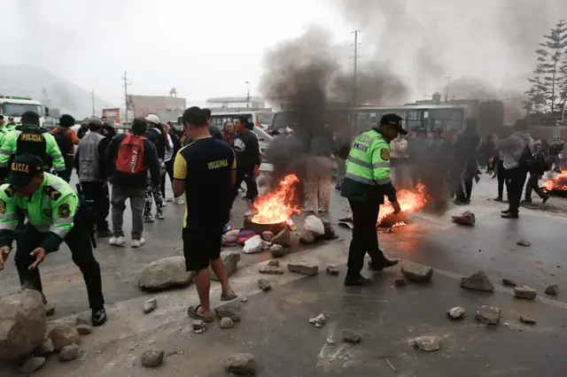 Manifestantes bloquean la avenida Túpac Amaru.   