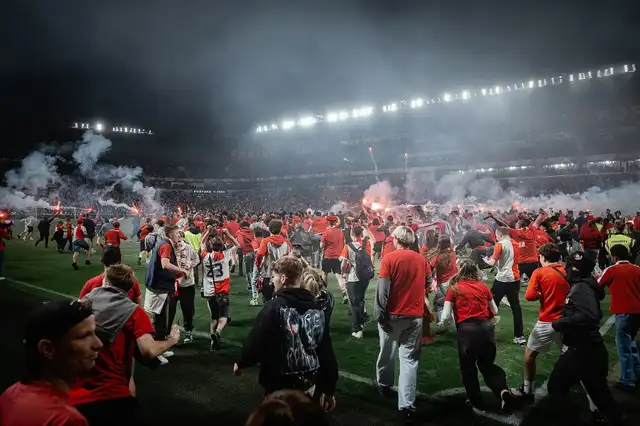 Hinchas de Slavia Praga invadieron el terreno de juego