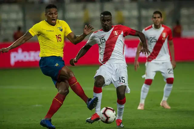 Antonio Valencia enfrentando a Perú junto a la selección de Ecuador Antonio Valencia enfrentando a Perú junto a la selección de Ecuador