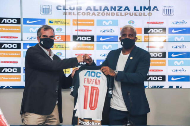 Farfán presentado en Alianza Lima. Farfán presentado en Alianza Lima.