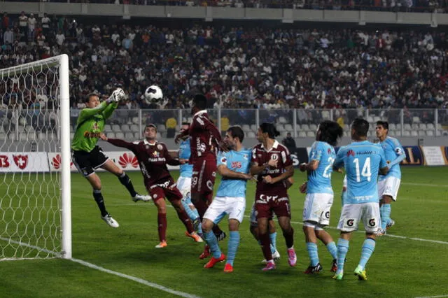 Sporting Cristal 3-0 Universitario 2014. Última goleada entre ambos clubes.   