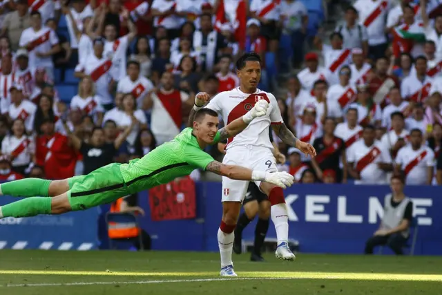 Gianluca Lapadula previo a su celebración del gol ante Nueva Zelanda Gianluca Lapadula previo a su celebración del gol ante Nueva Zelanda