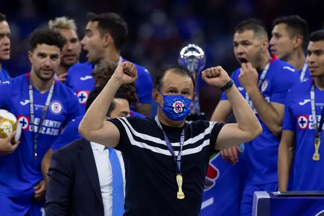  Juan Reynoso DT del Cruz Azul campeón en 2021.   