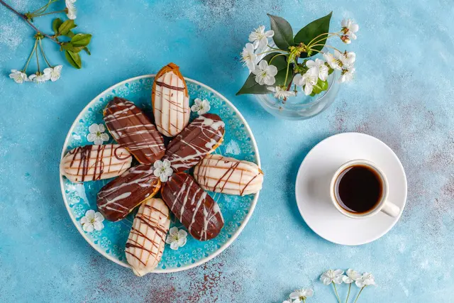 El chocolate, té o café son alimentos que pueden ayudar a mantenerte activo durante el día. El chocolate, té o café son alimentos que pueden ayudar a mantenerte activo durante el día.