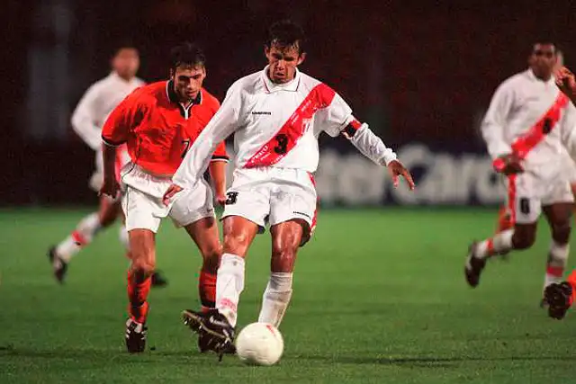 Juan Reynoso con la banda de capitán de Perú en un partido amistoso contra Países Bajos. | Foto: GETTY IMAGES. Juan Reynoso con la banda de capitán de Perú en un partido amistoso contra Países Bajos. | Foto: GETTY IMAGES.