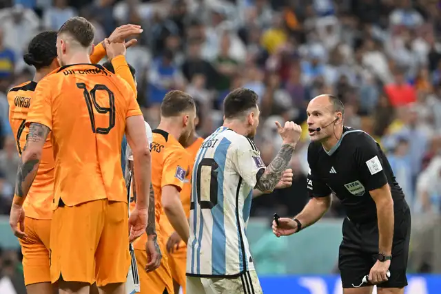 Lionel Messi reclamándole al árbitro Mateu Lahoz.