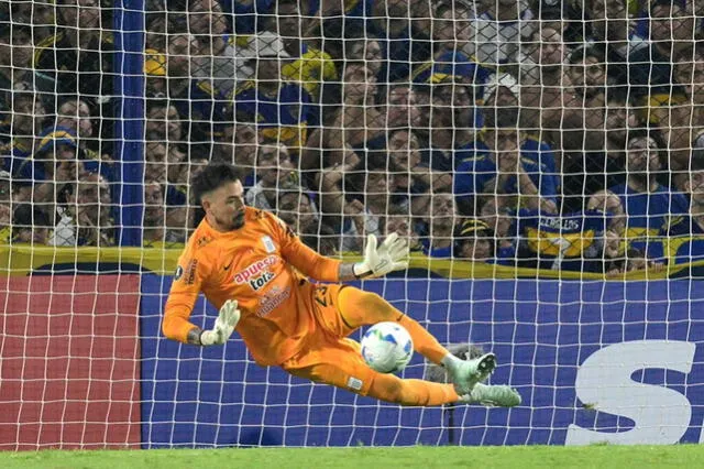 Guillermo Viscarra atajando penal ante Boca Juniors