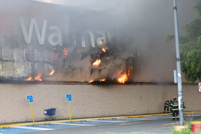 Incendio en Walmart Incendio en Walmart