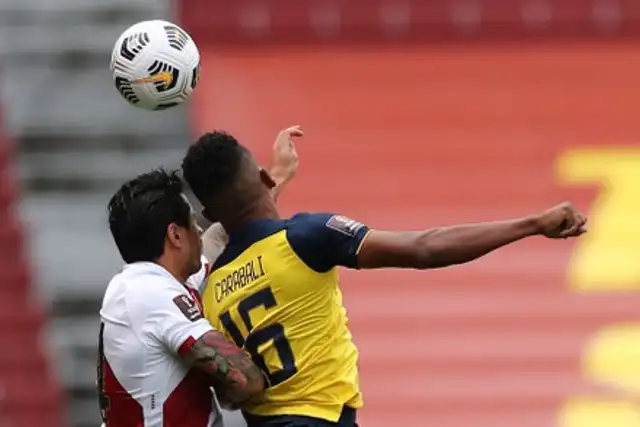 Gianluca Lapadula y José Carabalí se enfrentaron en el Perú vs Ecuador por Eliminatorias Qatar 2022