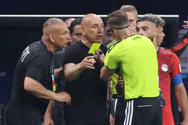 Hossam Hassan, DT de Egipto, reclamó de forma eufórica que analicen una falta a Mohamed Salah previo al tercer gol de Suiza Hossam Hassan, DT de Egipto, reclamó de forma eufórica que analicen una falta a Mohamed Salah previo al tercer gol de Suiza