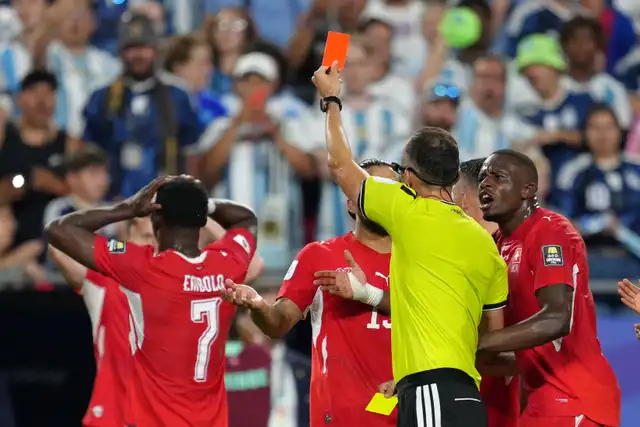 La selección de Suiza reclama mal arbitraje tras la polémica expulsión de Breel Embolo en el partido ante Argentina