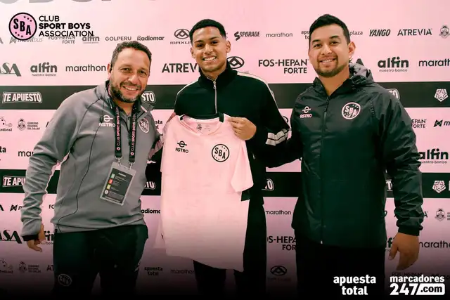 Marcos López posando con la camiseta de Sport Boys