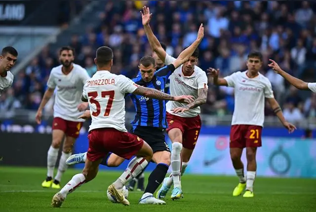 Inter de Milán viene de caer contra Roma .