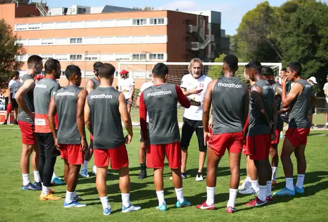 Ricardo Gareca dirigiendo a la Selección Peruana
