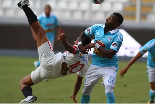 Edison Flores anotándole a Sporting Cristal de 'chalaca' en la final de Apertura 2016.   