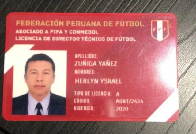 Ysrael Zúñiga y su licencia como DT otorgado por la FPF.   