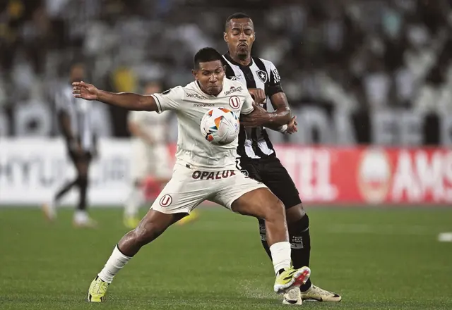 Edison Flores y Marlos Freitas disputando un balón.