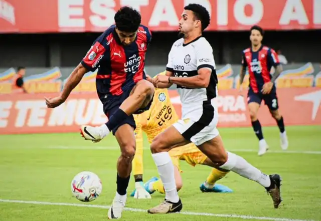 Olimpia vs Cerro Porteño juegan por la liga paraguaya.  