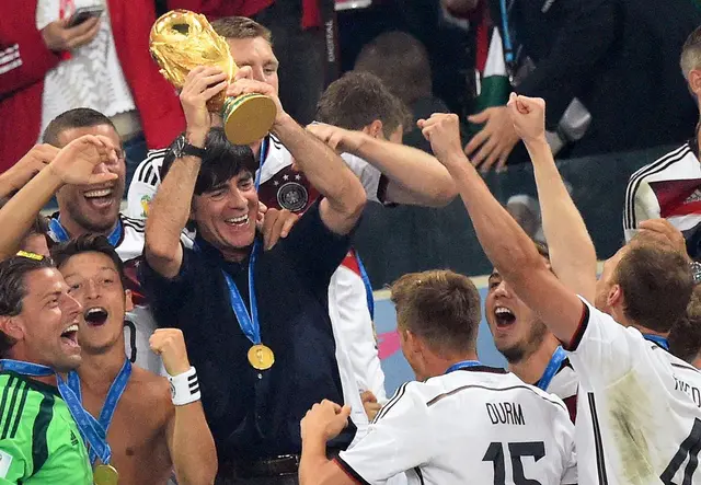 Joachim Löw alzando la Copa del Mundo con Alemania en 2014. Joachim Löw alzando la Copa del Mundo con Alemania en 2014.