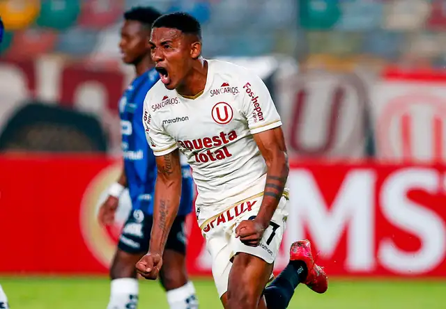 José Carabalí acabó los entrenamientos con molestias y encendió las alarmas en Universitario. Foto: Líbero.   